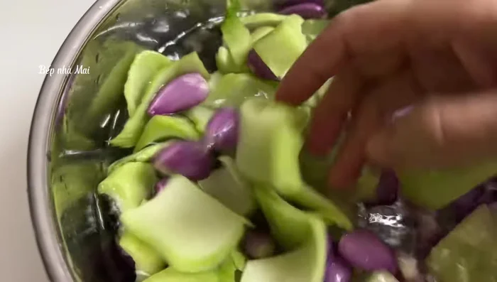 After soaking, rinse the shallots and cabbage briefly, then drain.