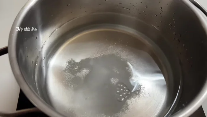Boil 1.5 liters of water with 1 tablespoon of salt and a small spoon of sugar (optional). Let it cool completely.