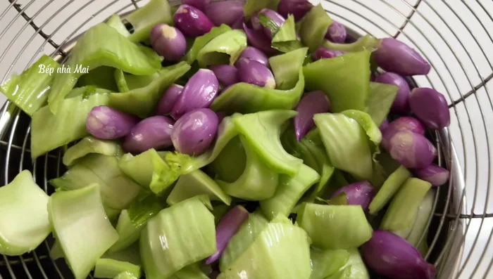 Place the drained shallots and cabbage in a jar. Pour the cooled brine over them.