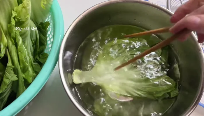 Wash the pickled cabbage and blanch it quickly in boiling water (around 80 degrees) to prevent spoiling. Alternatively, you can dry it in the sun until it wilts, then wash and pickle.