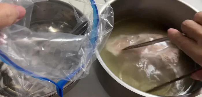 Blanch the beef balls in boiling water.