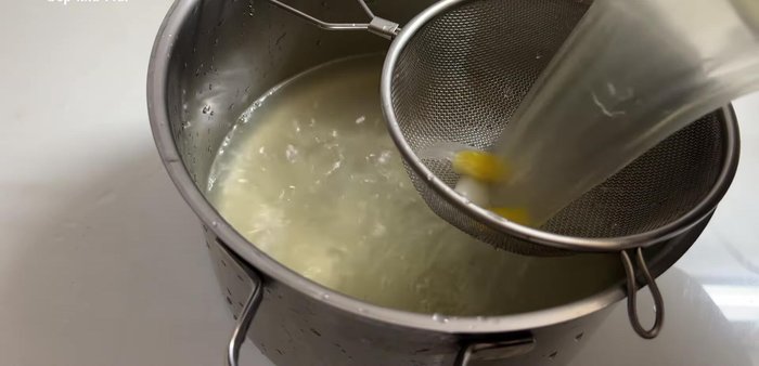 Combine the beef shank broth, beef ball broth, and spice water in a pot. Skim off any foam.