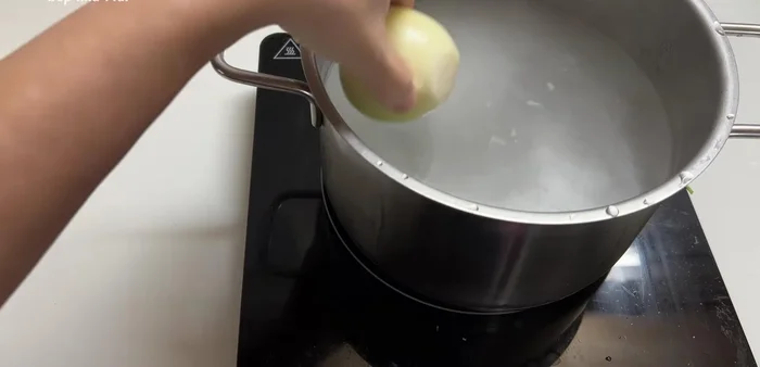 Boil the beef shank (or brisket) with a little seasoning, onion, and ginger for about 40 minutes. Then, turn off the heat and let it sit for another 30 minutes. (Adjust boiling time depending on the type of beef used)