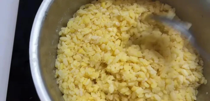 Cook the mung beans until the water dries up, then mash them. Blend with pandan leaves and strain.