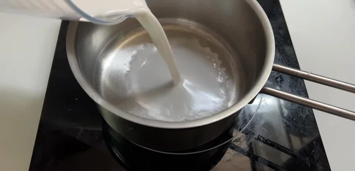 Combine 200ml coconut milk, pandan water, and a pinch of salt. Cook.