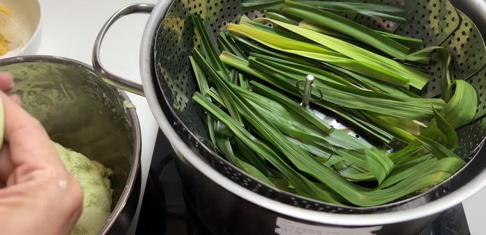 Steam the cake batter on pandan leaves for 15 minutes. Let cool.