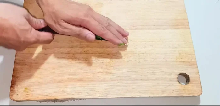 Clean the cabbage, remove the core, and cut it into thin slices. Wash thoroughly to remove any dirt.
