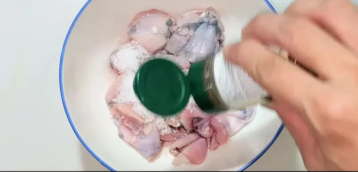 Marinate the frog legs with the puree, sugar, MSG, pepper, fish sauce, and half of the caramel water. Marinate for 15-20 minutes.