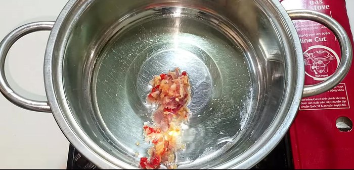 Heat cooking oil in a pot. Saute the remaining pureed ingredients until fragrant.