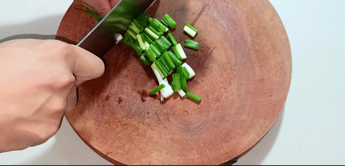 Cut green onions into 2cm pieces, then thinly slice.
