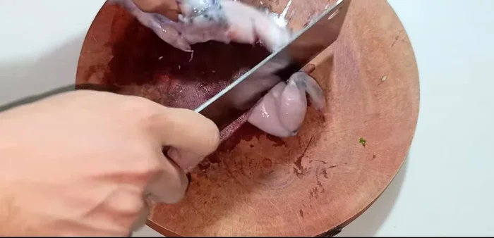 Cut the frog legs into bite-sized pieces.