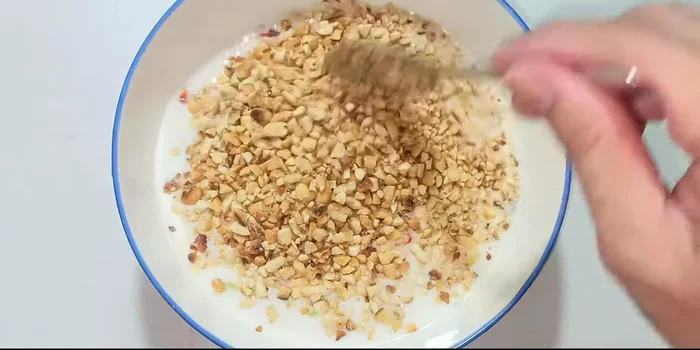 Add the roasted and crushed peanuts.