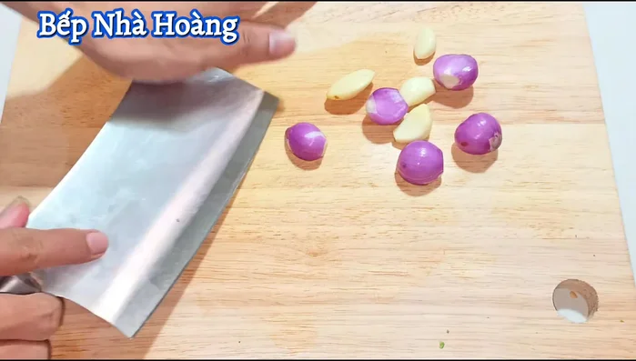 Chop garlic and shallots into small pieces.