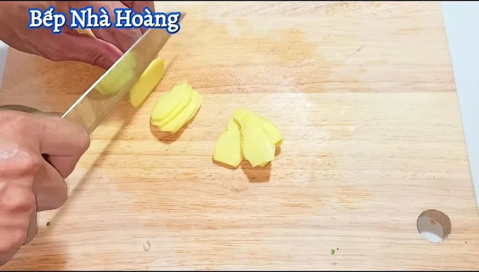 Chop garden tubers into small pieces.
