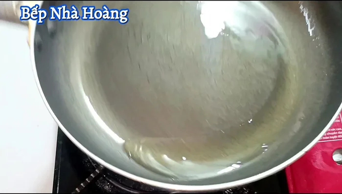 Heat oil in a pan, add remaining garlic, shallots and ginger. Fry until fragrant.