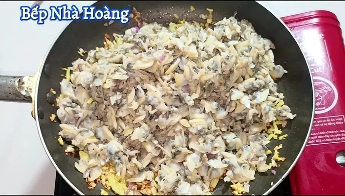 Add marinated clams to the pan and stir-fry until fragrant.