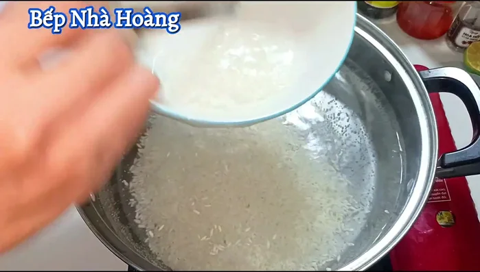 Add 2 liters of water to a pot, bring to a boil. Add roasted rice and cook until porridge thickens.