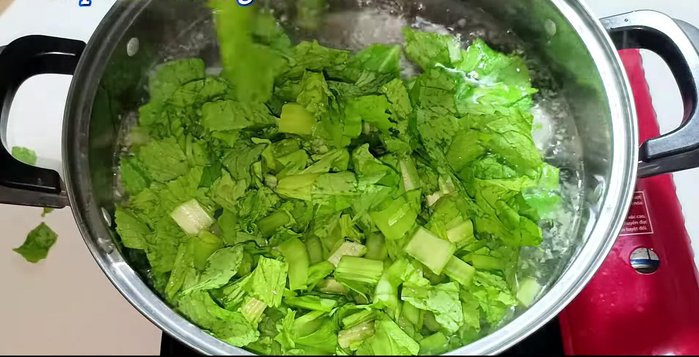 Add cabbage, stir evenly, and press down to submerge in boiling water.