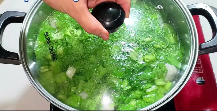 Cover and bring to a boil again. Open the lid and stir to ensure even cooking.