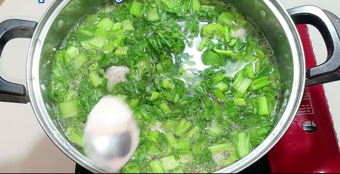 Season the soup to taste: Add seasoning powder, MSG, fish sauce, salt, pepper, and sugar. Stir to dissolve.