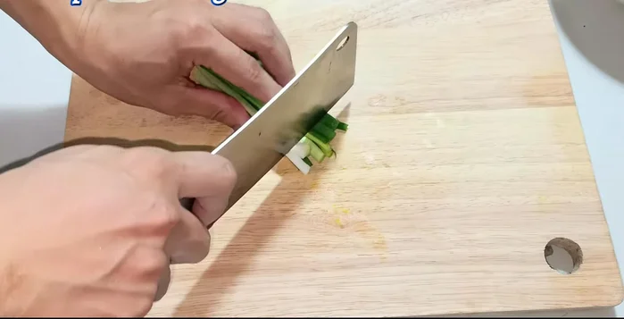 Prepare green onions: wash and cut into 1-2cm pieces. Chop coriander.