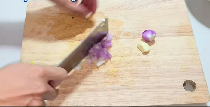 Chop garlic and shallots.