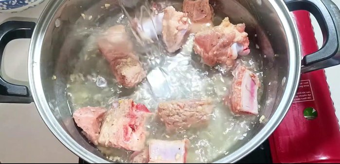Add 1 liter of water to the pot. Bring to a boil, then reduce heat to medium and cook for 5 minutes to soften the bones. (109.64)