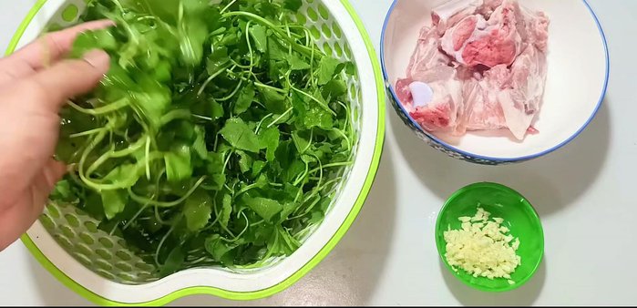Wash and clean the pennywort, removing damaged leaves. Wash the pork bones with diluted salt water, then rinse with plain water and drain. (26.599)