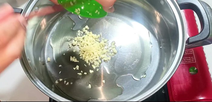 Heat cooking oil in a pot over medium heat. Add chopped garlic and fry until fragrant. (72.72)