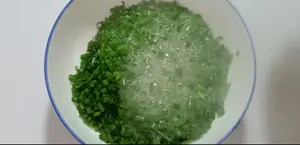 How to Make Vibrant Green Onion Oil for Grilled Dishes & Sticky Rice Cakes