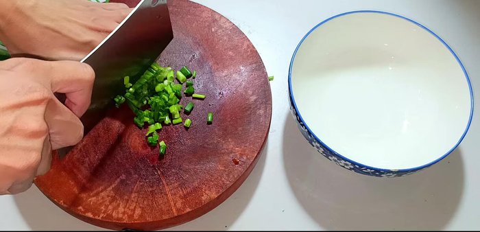 Finely chop the green onion leaves into small pieces.