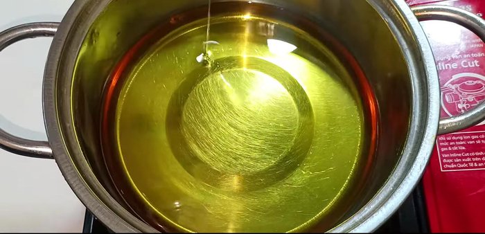 Heat enough oil in a pot to cover the green onions. Check if the oil is hot enough by checking for bubbles at the tip of chopsticks.