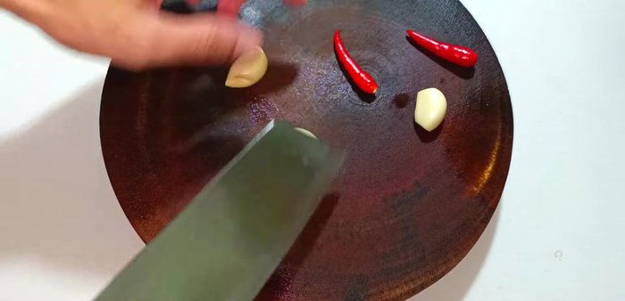 Chop garlic and chili peppers.