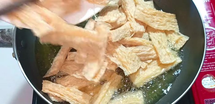 Heat oil in a frying pan until hot. Fry the vegetarian ribs over high heat, stirring evenly until crispy.