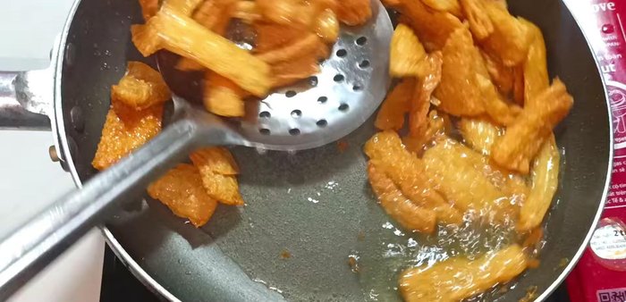 Remove the crispy ribs and place them in a colander to drain excess oil.