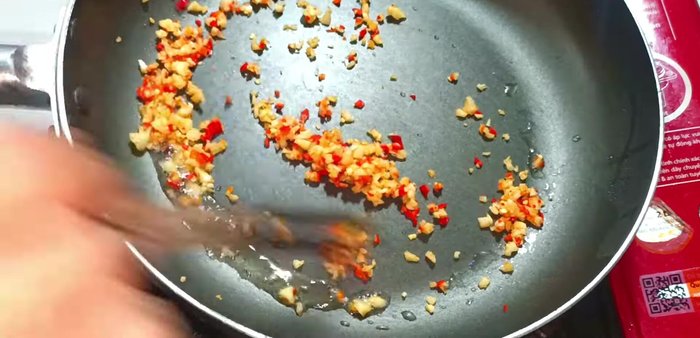 Add a little oil to the pan and saute the garlic and chili until golden and fragrant.