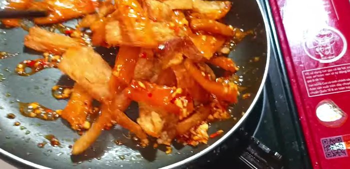 Add the fried ribs to the sauce and stir well to coat them evenly.