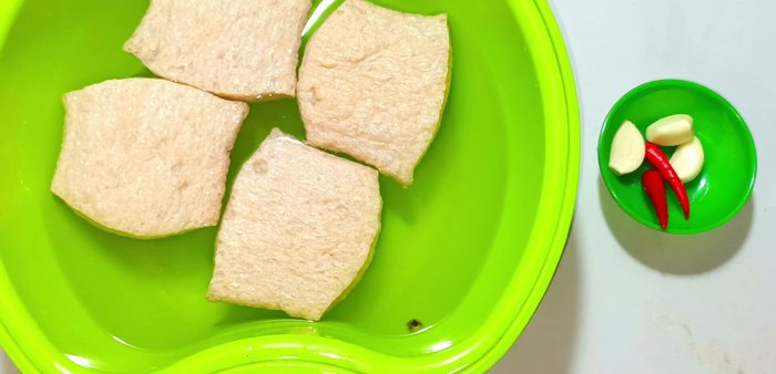 Soak frozen vegetarian ribs in water for about 1 hour to let them expand.