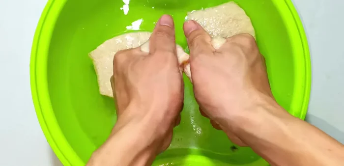 Squeeze out all the water from the soaked ribs and wash them 2-3 times.