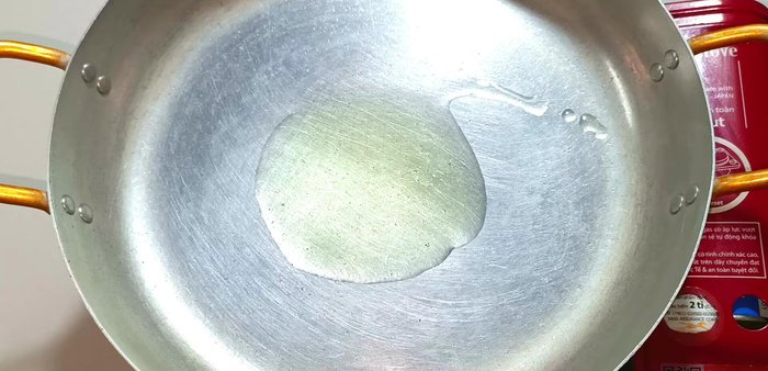 In another pan, fry the chopped garlic and chili until fragrant and slightly golden.
