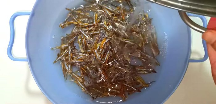 Soak the cleaned anchovies in slightly warm water for 10 minutes to clean them further. Then wash again.