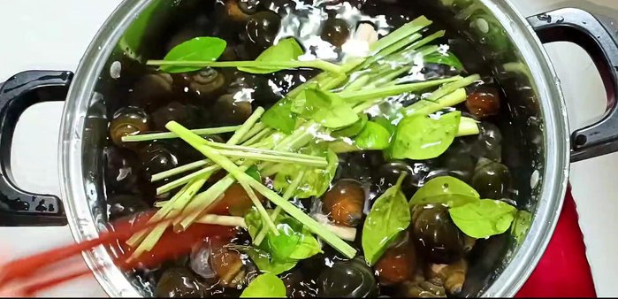 Boil snails briefly with lemongrass and lime for 1 minute to enhance fragrance and cleanliness.