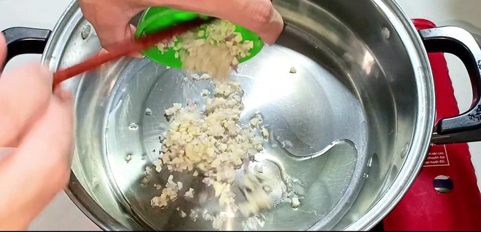 Heat cooking oil in a pot. Sauté minced garlic and shallots until fragrant. Add sliced lemongrass and stir-fry until fragrant.