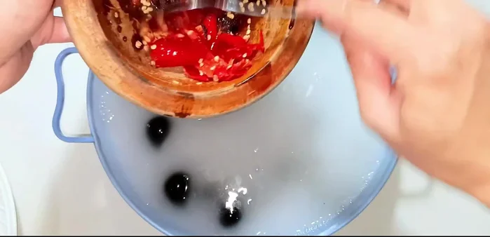 Soak snails in water with rice and chili peppers for 1-2 hours to release dirt. Cover the pot.