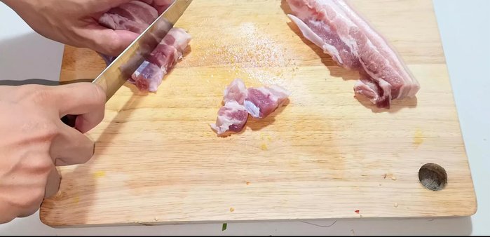 Wash the pork belly with salt water, rinse, and cut into 1cm thick strips.