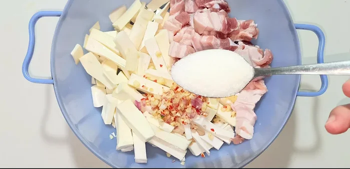 Combine coconut meat, pork, half of the minced garlic and shallots in a bowl. Marinate with sugar, MSG, ground pepper, salt, fish sauce, and caramel for 20 minutes.