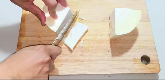 Cut the coconut into thick slices (about 1-1.5cm).