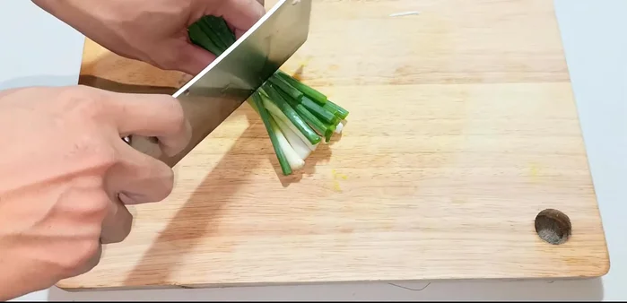 Cut the green onions into small pieces.