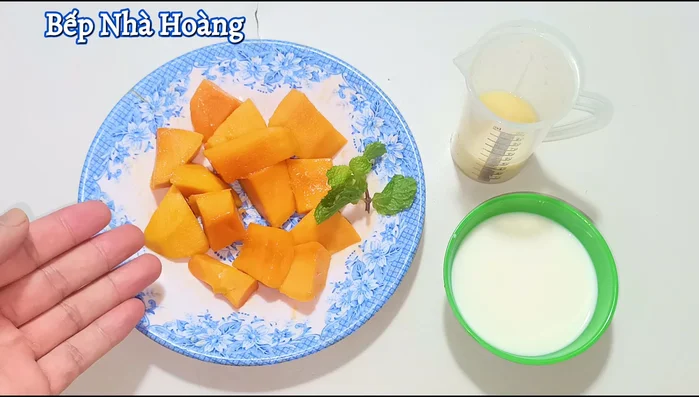 Peel and prepare 150g of mango rice.