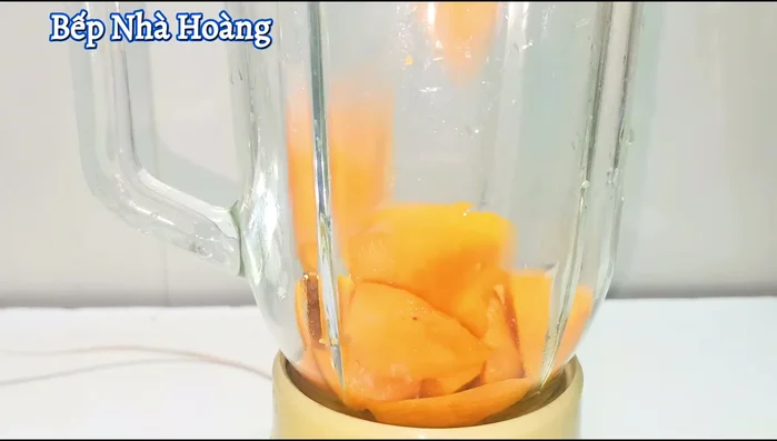 Add mango rice, 40ml of condensed milk, 40ml of fresh milk, and 200g of ice to the blender.